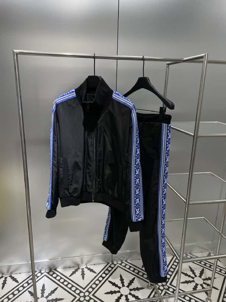 Louis Vuitton	528