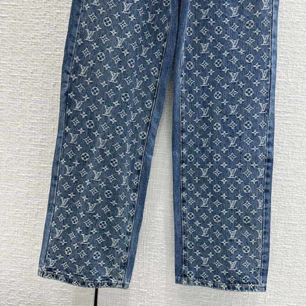 Louis Vuitton	557