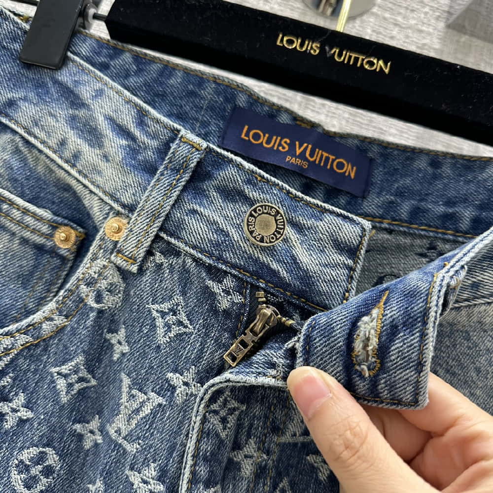 Louis Vuitton	561