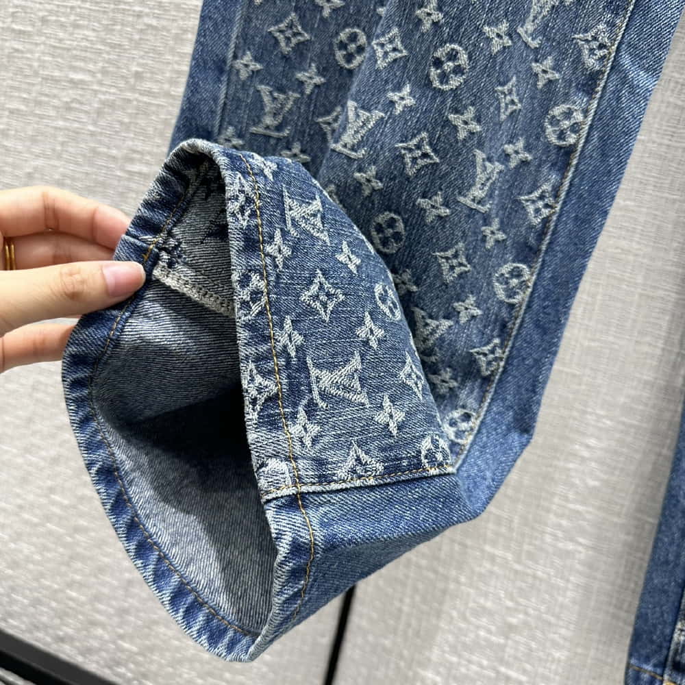 Louis Vuitton	563