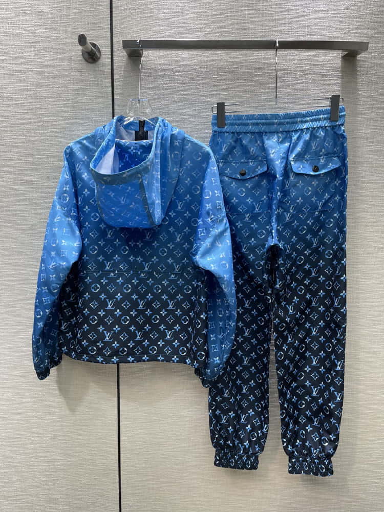 Louis Vuitton	569
