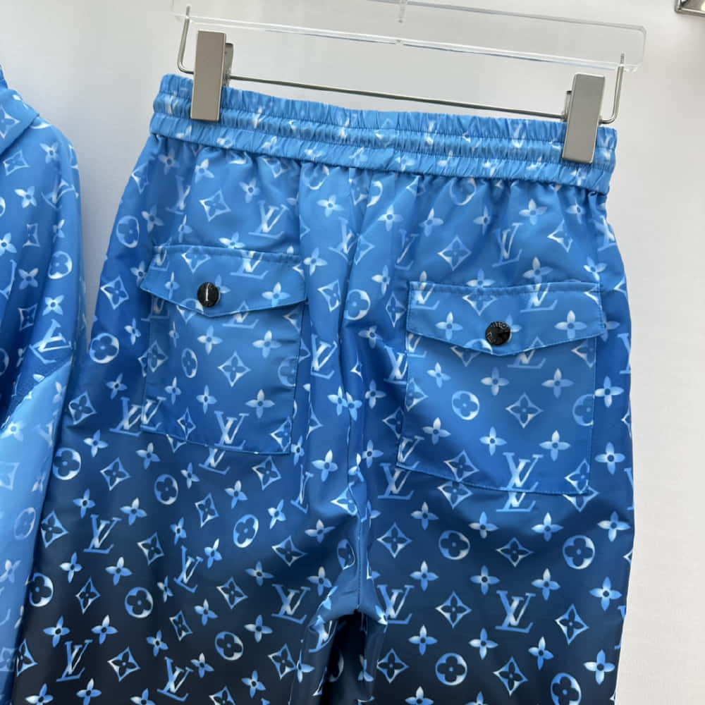 Louis Vuitton	585