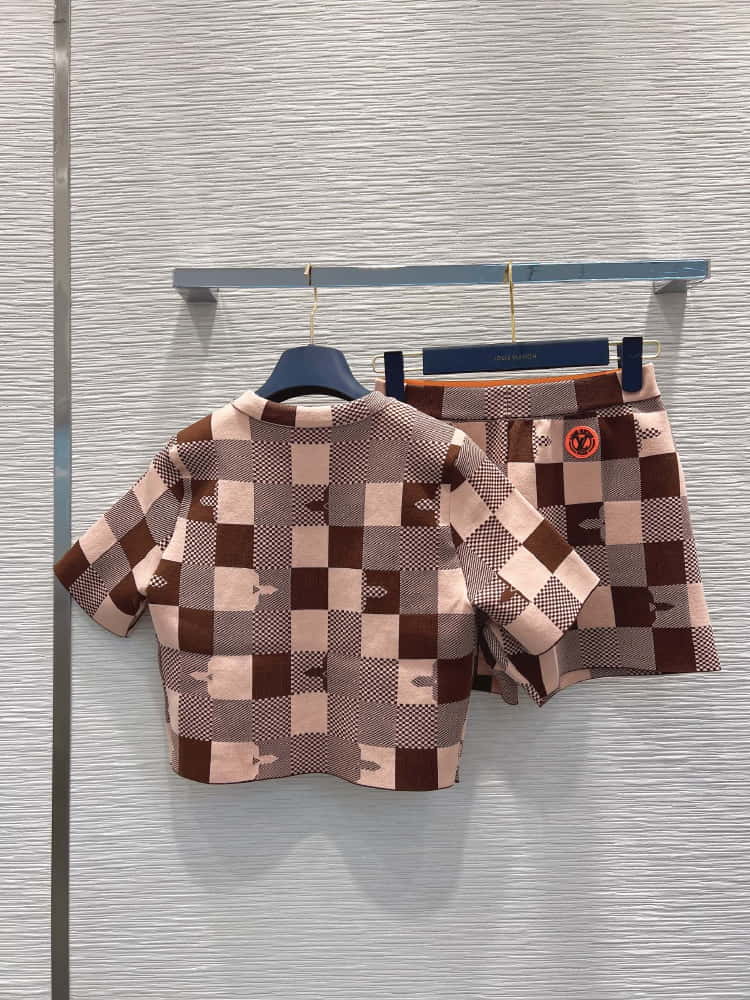 Louis Vuitton	663