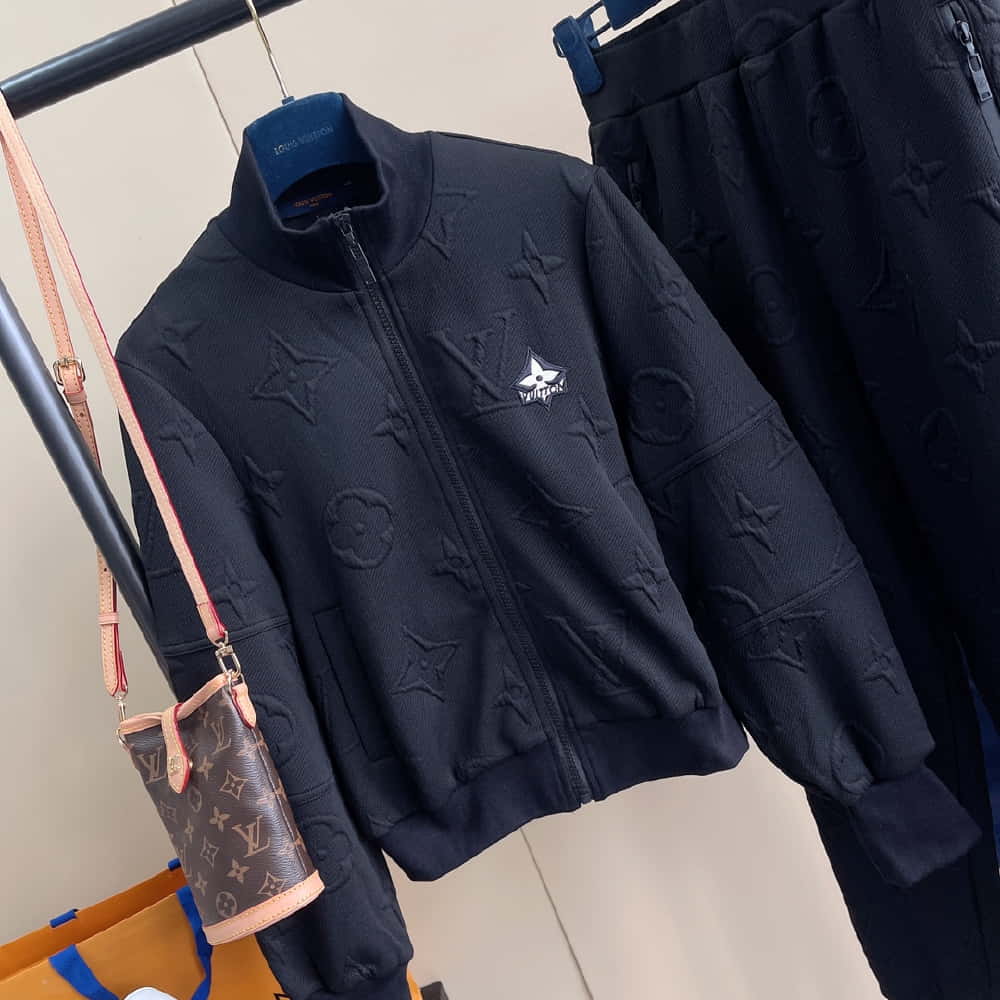 Louis Vuitton	678